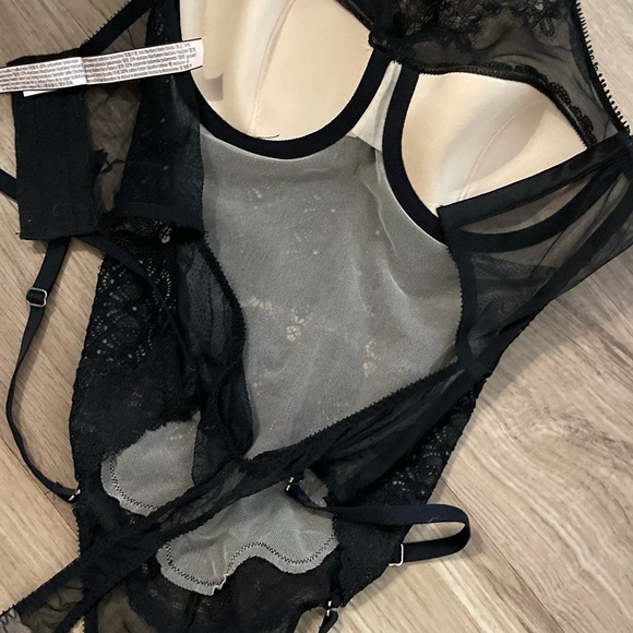 Victoria’sSecret NEW Women's Halter-neck Chantilly Lace Bodysuit Size 32C (L003) - Picture 9 of 10